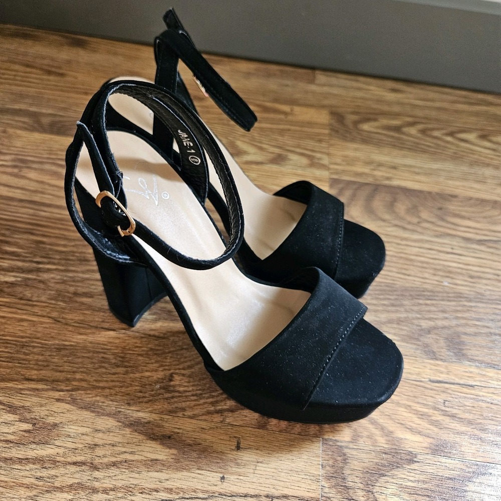Windsor Women's‎ Smooth And Sleek Black Block Heels Sz: 6